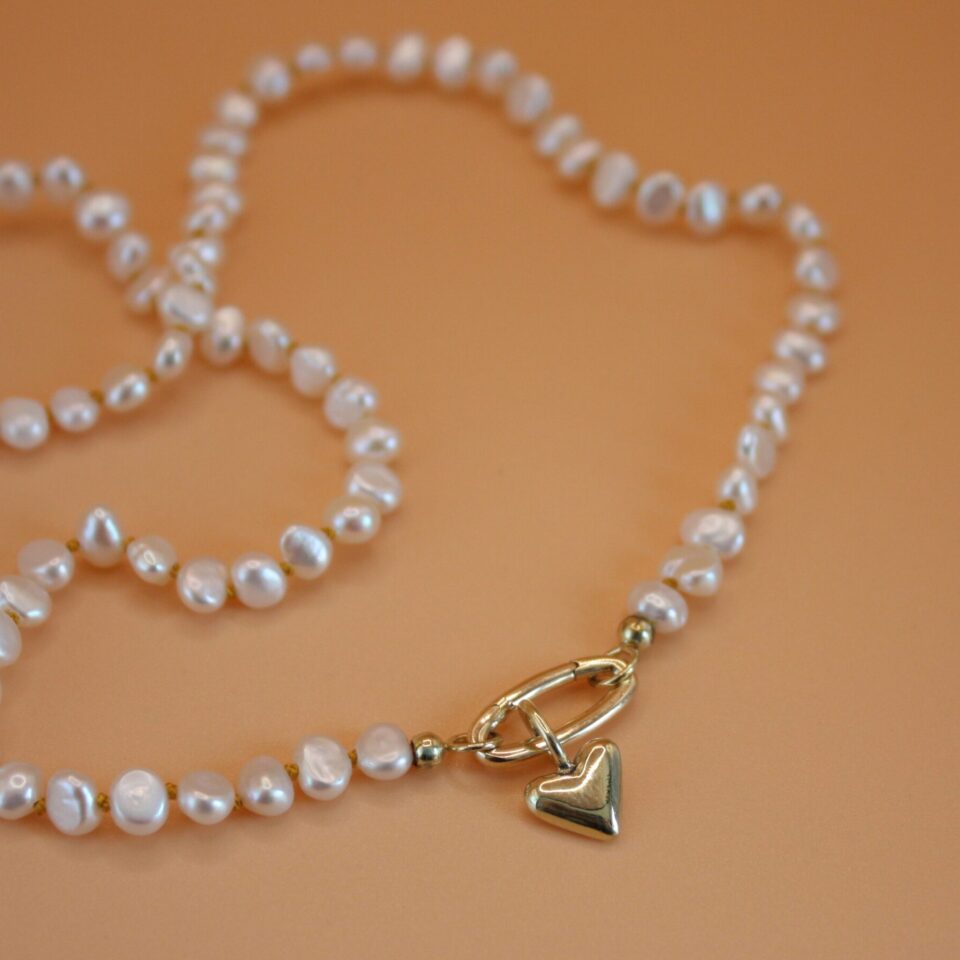 Pearl necklace with gold clasp